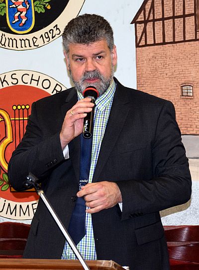 Versammlungsleiter Dr. Thomas Schneider bei der Begrüßung der Loh-Club-Züchter aus ganz Deutschland und auch aus Österreich